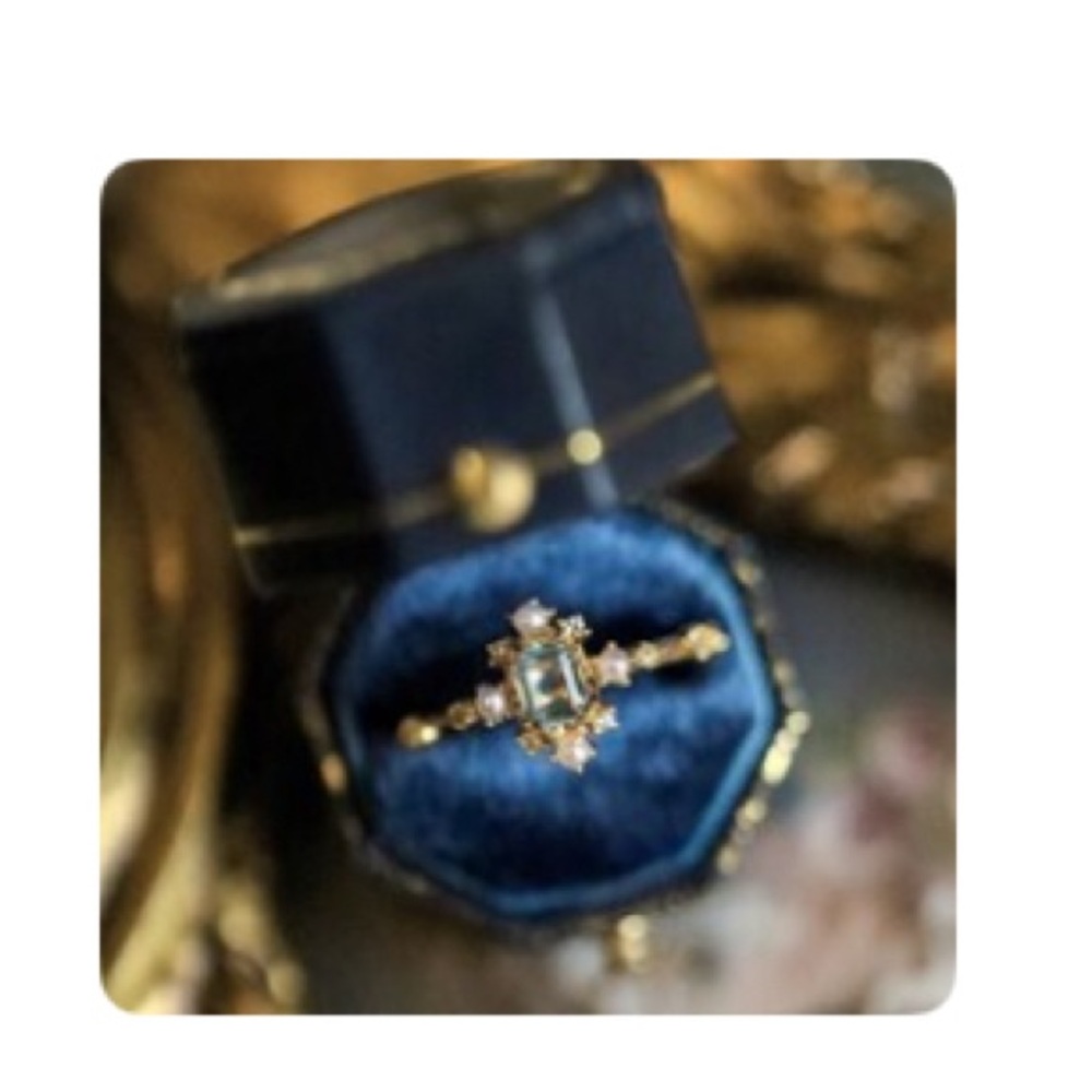 Elegant Gold Ring with Gemstone